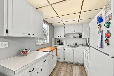 Condo in Sun City Center, Florida, 2 bedrooms № 2383386 - photo 26