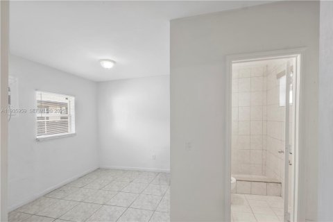 House in Miami, Florida 4 bedrooms, 167.41 sq.m. № 1994036 - photo 9