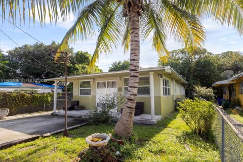 House in Miami, Florida 4 bedrooms, 167.41 sq.m. № 1994036 - photo 1