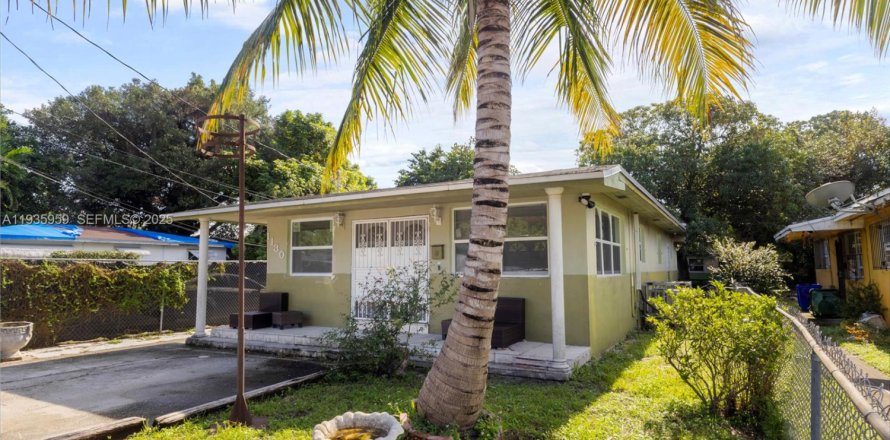 House in Miami, Florida 4 bedrooms, 167.41 sq.m. № 1994036