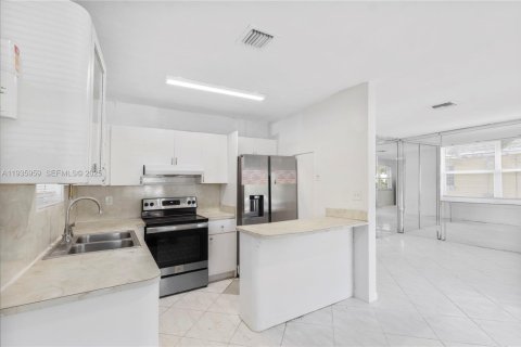 House in Miami, Florida 4 bedrooms, 167.41 sq.m. № 1994036 - photo 2