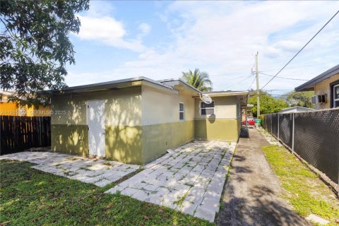 House in Miami, Florida 4 bedrooms, 167.41 sq.m. № 1994036 - photo 11