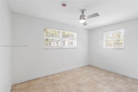 House in Miami, Florida 4 bedrooms, 167.41 sq.m. № 1994036 - photo 10