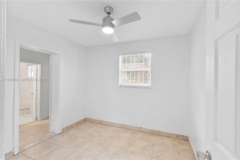 House in Miami, Florida 4 bedrooms, 167.41 sq.m. № 1994036 - photo 7