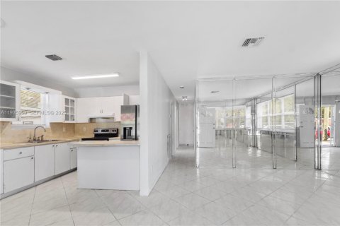 House in Miami, Florida 4 bedrooms, 167.41 sq.m. № 1994036 - photo 3