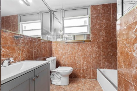 House in Miami, Florida 4 bedrooms, 167.41 sq.m. № 1994036 - photo 8