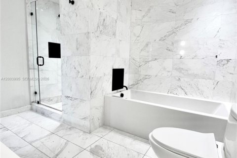 Condo in Bay Harbor Islands, Florida, 2 bedrooms  № 2068645 - photo 15