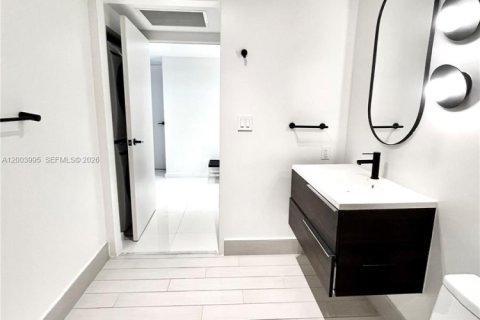 Condo in Bay Harbor Islands, Florida, 2 bedrooms  № 2068645 - photo 21