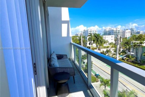 Condo in Bay Harbor Islands, Florida, 2 bedrooms  № 2068645 - photo 16