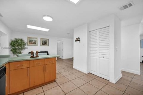 Купить виллу или дом в Майами, Флорида 4 спальни, 242.1м2, № 2069097 - фото 14