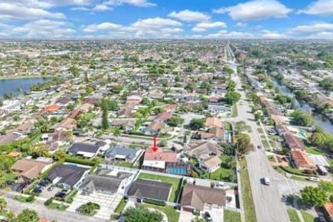 Дом в Майами, Флорида 4 спальни, 242.1м2 № 2069097