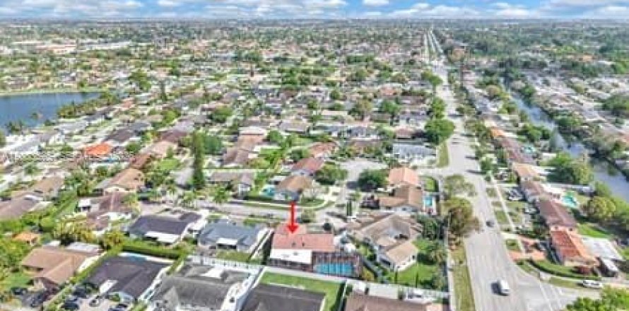 Дом в Майами, Флорида 4 спальни, 242.1м2 № 2069097