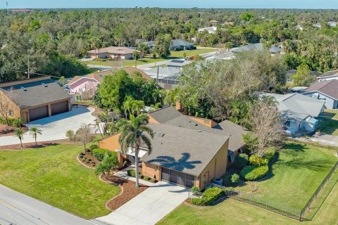 House in Port Charlotte, Florida 3 bedrooms, 244.7 sq.m. № 1718678 - photo 1