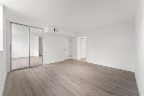 Condo in Miami, Florida, 2 bedrooms  № 2169893 - photo 9
