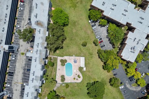 Condo in Miami, Florida, 2 bedrooms  № 2169893 - photo 27
