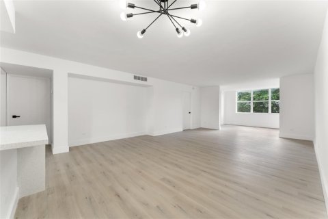 Condo in Miami, Florida, 2 bedrooms  № 2169893 - photo 3