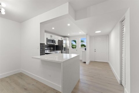 Condo in Miami, Florida, 2 bedrooms  № 2169893 - photo 2