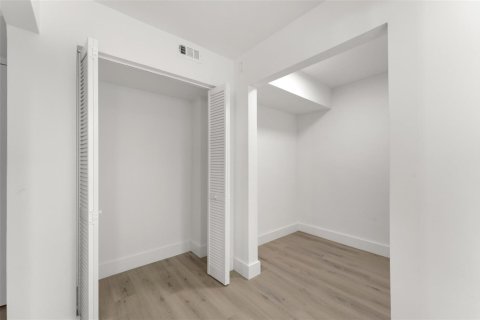 Condo in Miami, Florida, 2 bedrooms  № 2169893 - photo 15