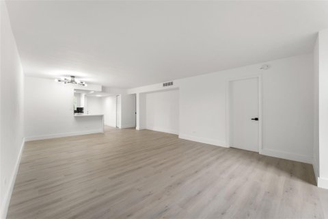 Condo in Miami, Florida, 2 bedrooms  № 2169893 - photo 4