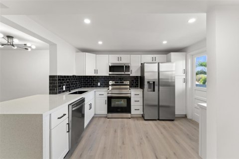 Condo in Miami, Florida, 2 bedrooms  № 2169893 - photo 7