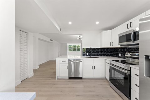 Condo in Miami, Florida, 2 bedrooms  № 2169893 - photo 8