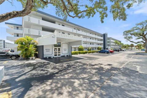 Condo in Miami, Florida, 2 bedrooms  № 2169893 - photo 24