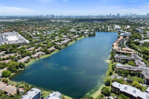 Condo in Miami, Florida, 2 bedrooms  № 2169893 - photo 30