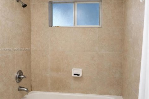 Condo in Plantation, Florida, 1 bedroom  № 2030026 - photo 5