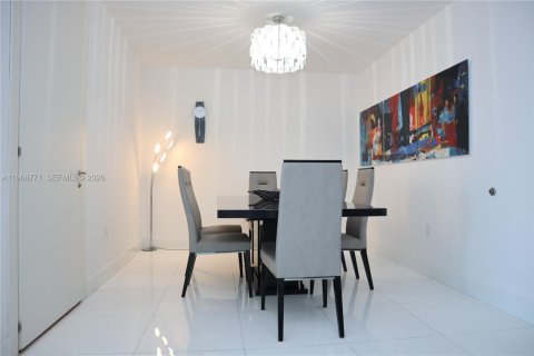 Condo in Miami, Florida, 2 bedrooms  № 2053027 - photo 17