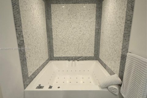 Condo in Miami, Florida, 2 bedrooms  № 2053027 - photo 13