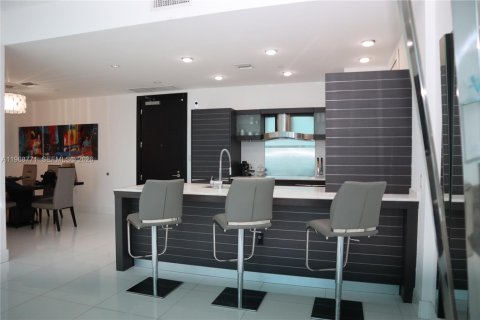 Condo in Miami, Florida, 2 bedrooms  № 2053027 - photo 5