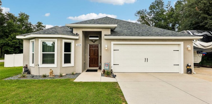 House in Belleview, Florida 3 bedrooms, 158.03 sq.m. № 2258484