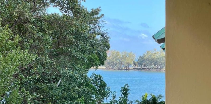 Condominio en Miami, Florida, 2 dormitorios  № 1986178