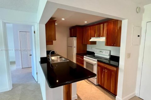 Condominio en alquiler en Miami, Florida, 2 dormitorios, 89.74 m2 № 1986178 - foto 9