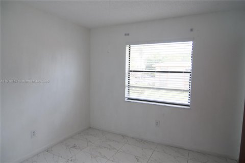 Condo in Miami, Florida, 2 bedrooms № 1971937 - photo 13
