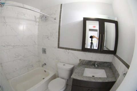 Condo in Miami, Florida, 2 bedrooms № 1971937 - photo 17