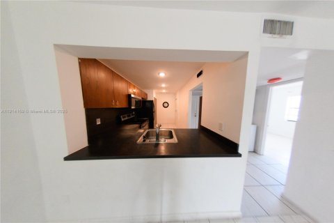 Condo in Miami, Florida, 2 bedrooms № 1971937 - photo 4