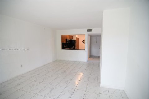 Condo in Miami, Florida, 2 bedrooms № 1971937 - photo 5