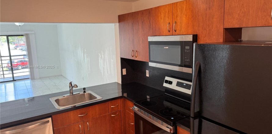 Condo in Miami, Florida, 2 bedrooms № 1971937