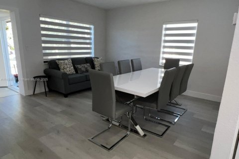 House in North Miami Beach, Florida 3 bedrooms, 110 sq.m. № 1949212 - photo 7