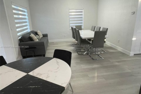 House in North Miami Beach, Florida 3 bedrooms, 110 sq.m. № 1949212 - photo 9