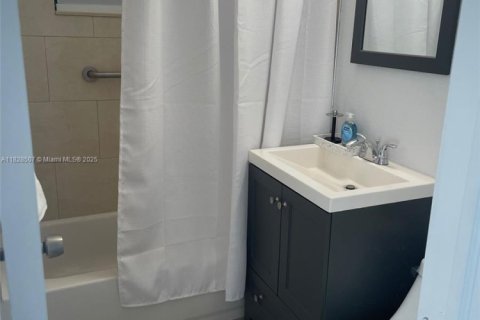 House in North Miami Beach, Florida 3 bedrooms, 110 sq.m. № 1949212 - photo 16