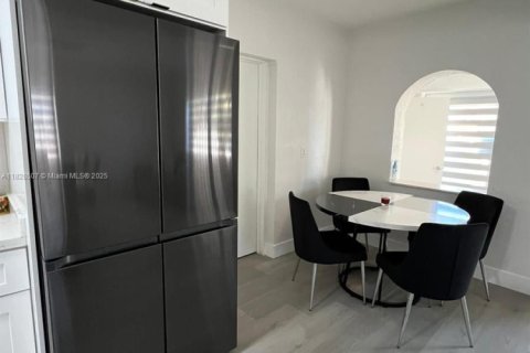 House in North Miami Beach, Florida 3 bedrooms, 110 sq.m. № 1949212 - photo 6