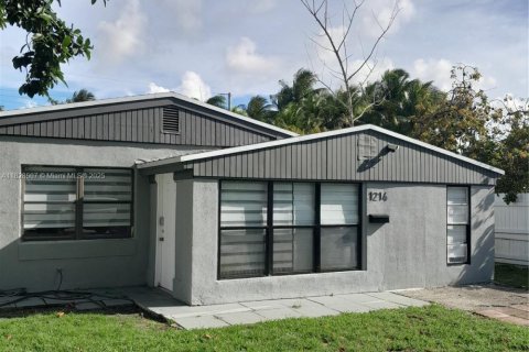 House in North Miami Beach, Florida 3 bedrooms, 110 sq.m. № 1949212 - photo 1