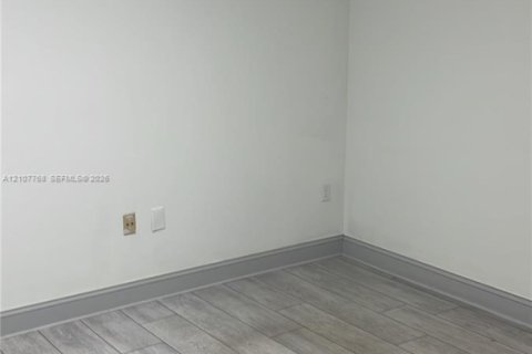 Immobilier commercial à vendre à Miami, Floride № 2423226 - photo 21