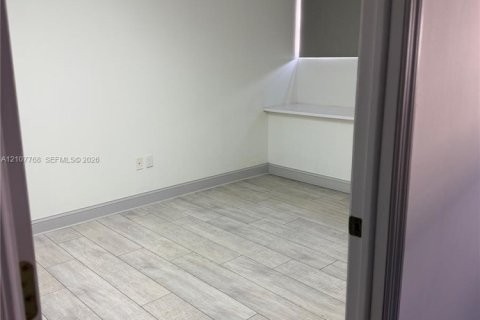 Immobilier commercial à vendre à Miami, Floride № 2423226 - photo 12