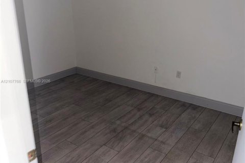 Immobilier commercial à vendre à Miami, Floride № 2423226 - photo 14