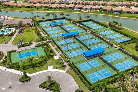 House in Port St. Lucie, Florida 3 bedrooms, 152.92 sq.m. № 1976055 - photo 11