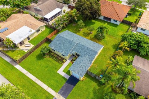 Villa ou maison à louer à Weston, Floride: 3 chambres, 133.41 m2 № 2011538 - photo 3