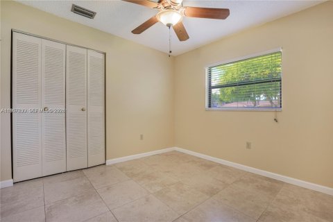 Villa ou maison à louer à Weston, Floride: 3 chambres, 133.41 m2 № 2011538 - photo 6